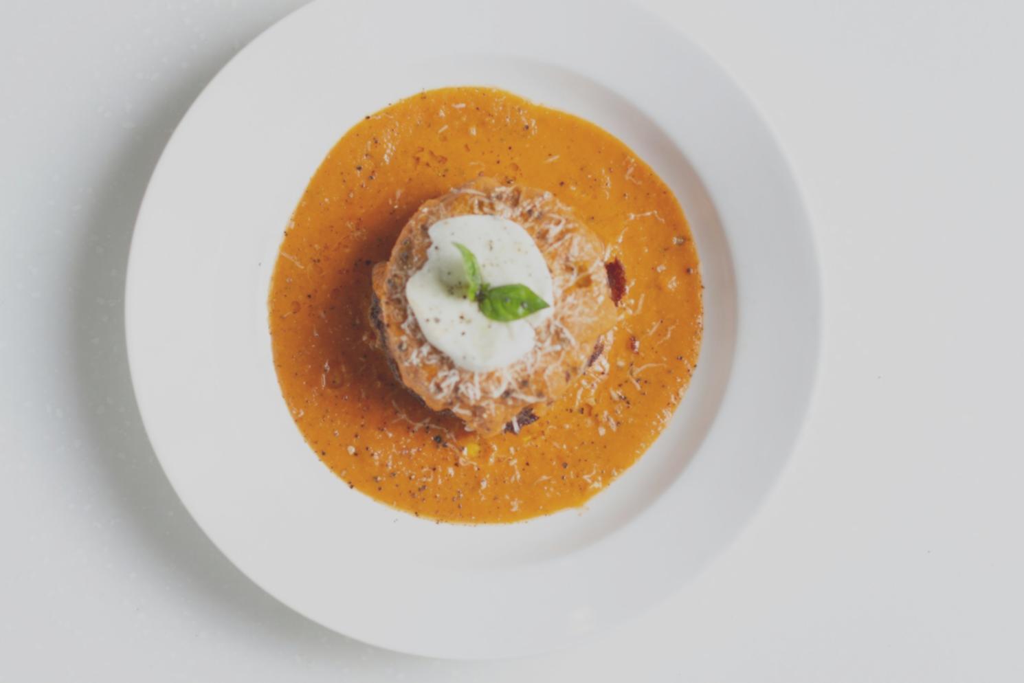 Робоча кухонна зона з інгредієнтами та кулінарним інвентарем