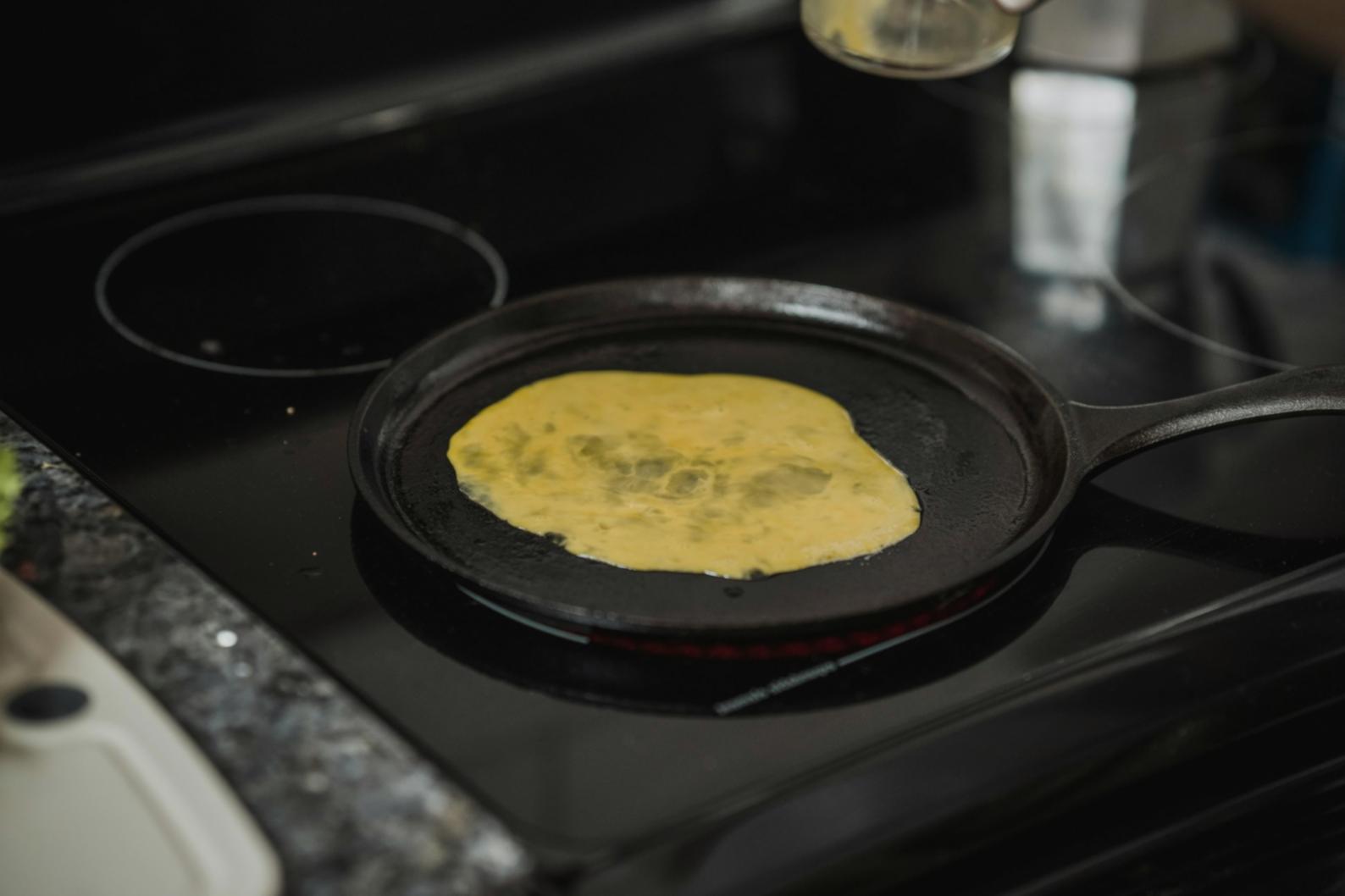 Приготування страви на домашній кухні із свіжими інгредієнтами